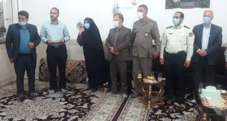 غبارروبی مزار شهدا و دیدار با خانواده شهدای بخش حمیل