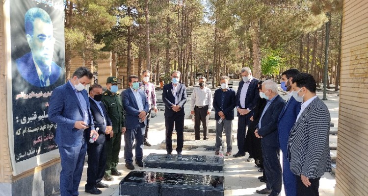 مراسم غبارروبی مزار  شهدای اسلام آبادغرب +تصاویر