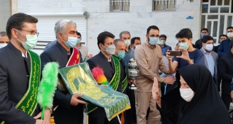 استقبال خانواده شهدا و مردم اسلام آبادغرب از خدام و پرچم حرم امام رضا(ع)+فیلم و عکس