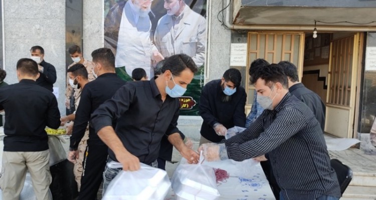 توزیع 1200پرس غذای گرم توسط سپاه اسلام آبادغرب در بین نیازمندان و عاشقان حضرت اباعبدالله الحسین(ع)