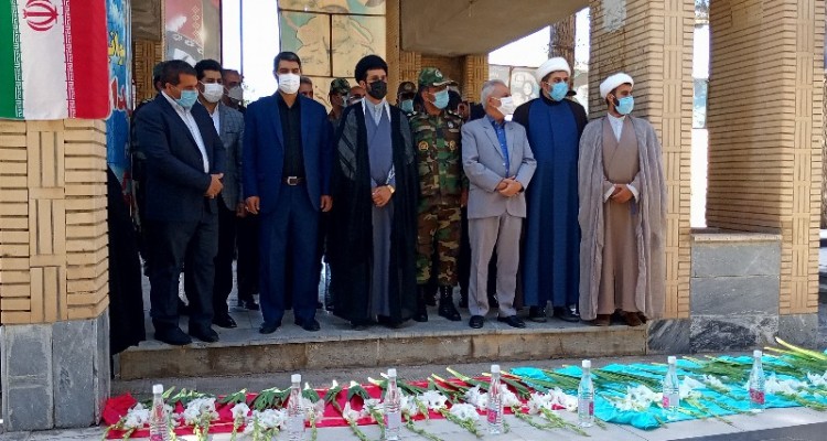 غبارروبی و گلباران مزار شهدای اسلام آبادغرب+تصاویر