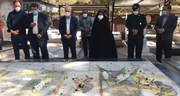 ادای احترام جمعی از  مدیران و اصحاب فرهنگ و هنر اسلام آبادغرب به مقام شهیدان شهبازی و ریزوندی