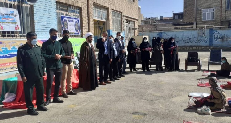 توزیع لوازم التحریر مابین دانش آموزان 18 مدرسه اسلام آبادغرب در قالب پویش "مشق احسان"