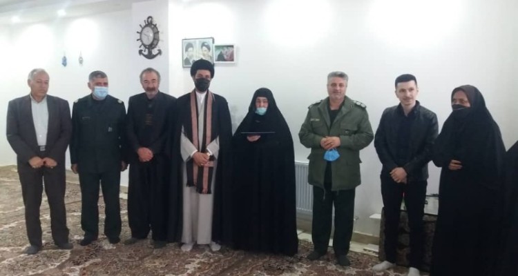 تکریم از مادران و همسران شهدا در اسلام آبادغرب+عکس