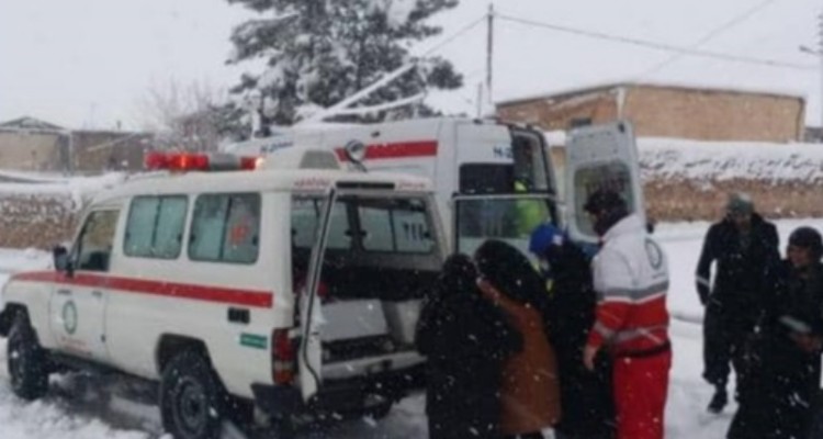 امدادرسانی به مادر باردار در برف و کولاک اسلام آبادغرب