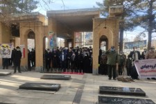 غبار روبی و عطر افشانی مزار شهدای اسلام آبادغرب به مناسبت دهه مبارک فجر