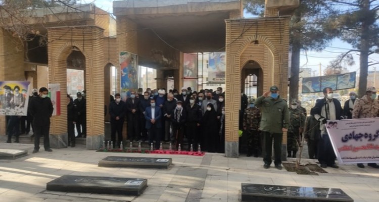 غبار روبی و عطر افشانی مزار شهدای اسلام آبادغرب به مناسبت دهه مبارک فجر