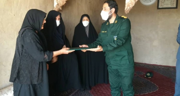 دیدار با خانواده شهدای اسلام آبادغرب+تصاویر