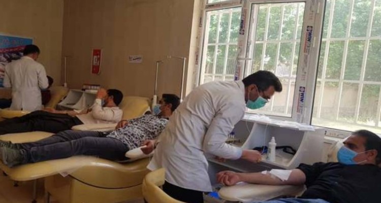 اهداء خون بسیجیان گروه های جهادی در اسلام آبادغرب+تصاویر