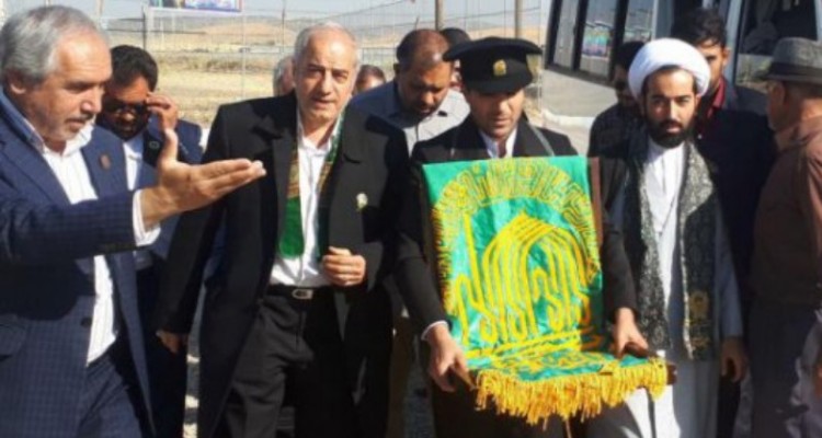 پرچم متبرک بارگاه امام رضا(ع) وارد اسلام آبادغرب می شود