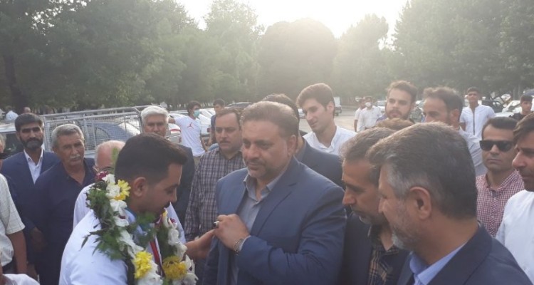 استقبال مردم اسلام آبادغرب از قهرمان تیراندازی جهان