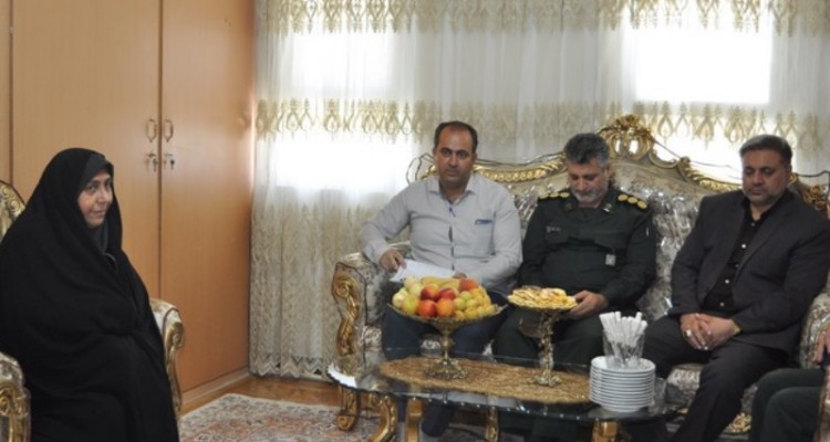 دیدار مسئولین اسلام آبادغرب با خانواده شهدای عملیات مرصاد+تصاویر
