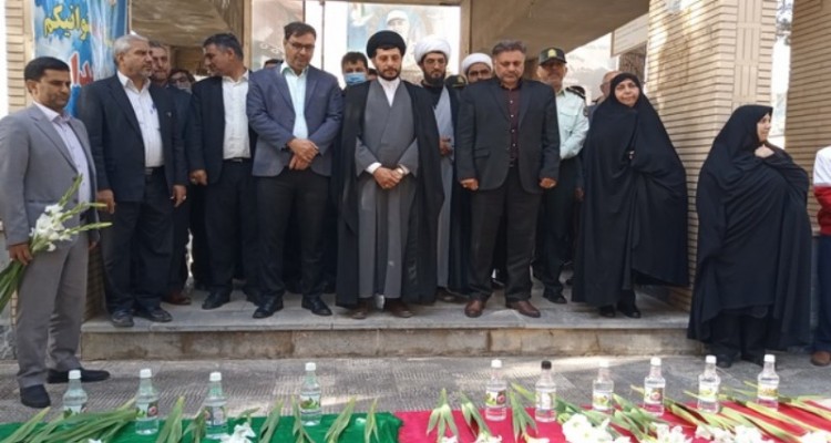 غبارروبی و عطرافشانی مزار شهدای اسلام آبادغرب به مناسبت هفته دولت