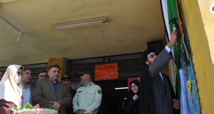 نواختن زنگ ایثار و مقاومت در مدارس اسلام آبادغرب+تصاویر