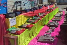 توزیع کیف و بسته های حمایتی تحصیلی سپاه در بین دانش آموزان کم برخوردار اسلام آبادغرب+عکس