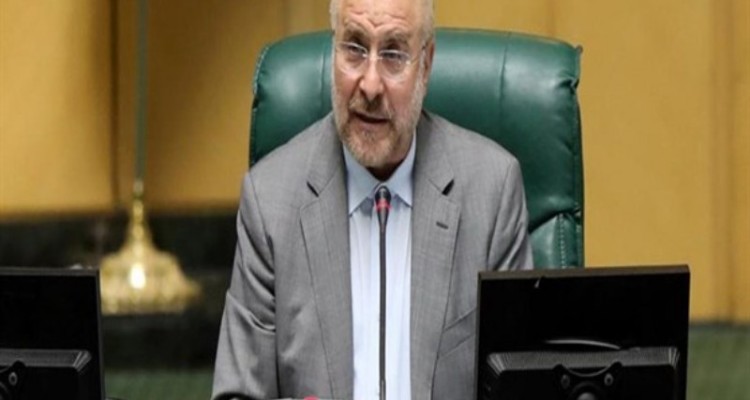 دشمن برای فاصله انداختن بین امام و امت به میدان آمده است