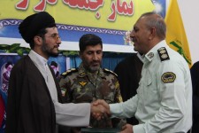 تجلیل از فرمانده انتظامی اسلام آبادغرب توسط امام جمعه شهرستان