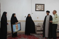 تجلیل از خانواده شهید انتظامی اسلام آبادغرب در هفته فراجا