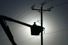 وزش باد شدید موجب قطع برق برخی مناطق اسلام آبادغرب شد/وصل شدن کل شبکه برق شهرستان در کمتر از یک ساعت