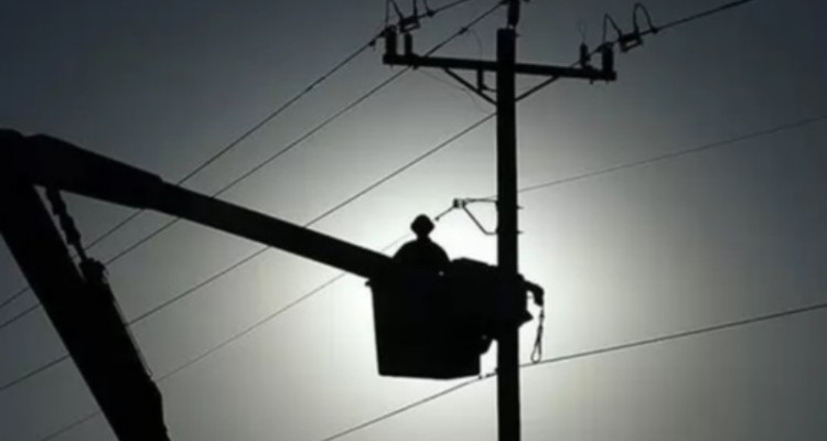 وزش باد شدید موجب قطع برق برخی مناطق اسلام آبادغرب شد/وصل شدن کل شبکه برق شهرستان در کمتر از یک ساعت