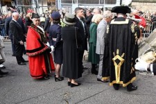 پرتاب تخم مرغ به سمت پادشاه انگلیس و همسرش