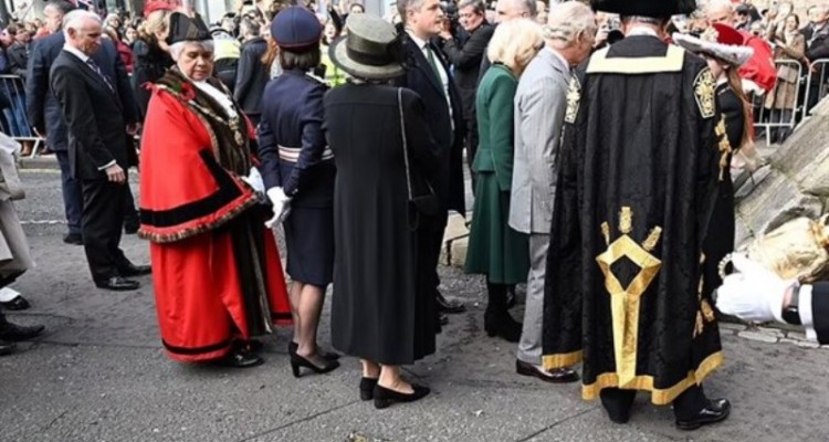 پرتاب تخم مرغ به سمت پادشاه انگلیس و همسرش