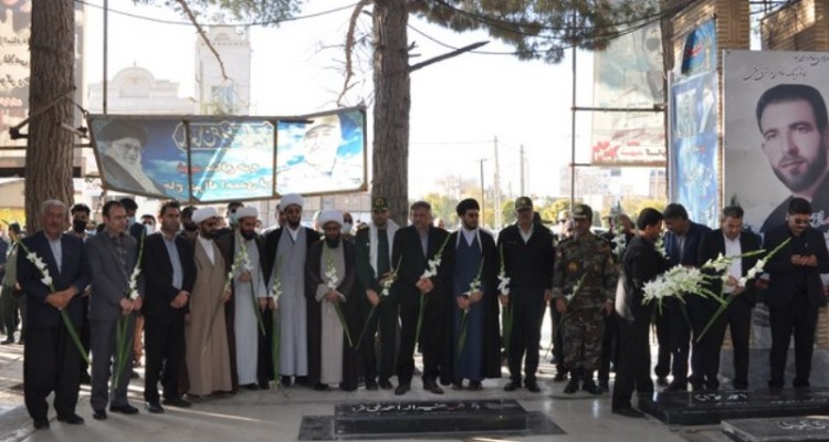 غبارروبی و عطرافشانی مزار شهدای اسلام آبادغرب به مناسبت هفته بسیج