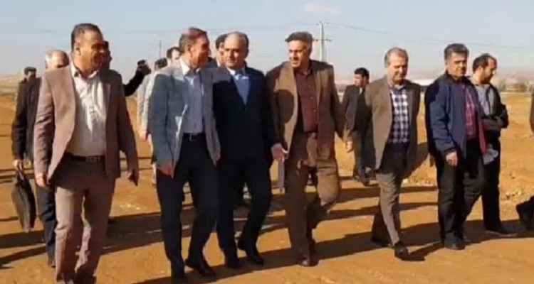 بازدید مسئولین از  زمین های ۴۹ هکتاری پروژه مسکن ملی اسلام آبادغرب+فیلم