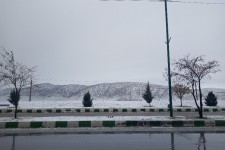 بارش برف اسلام آبادغرب را سفیدپوش کرد/گلایه والدین از عدم تعطیلی مدارس ابتدایی