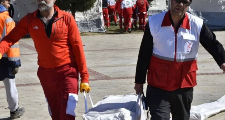 برپایی اردوگاه اسکان اضطراری برای زلزله زدگان ترکیه توسط امدادگران هلال‌احمر استان کرمانشاه