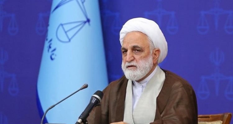 همه بخش‌ها و قوا باید دولت را در امر کاهش تورم و نقدینگی و کسری بودجه یاری رسانند