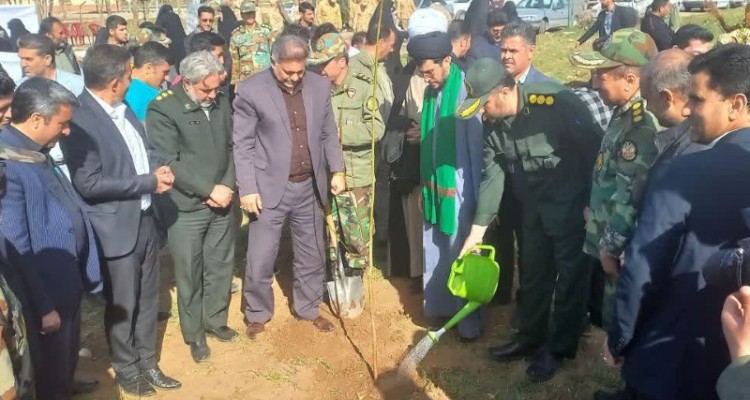 کاشت ۲۰۰۰ اصله نهال در تیپ ۱۸۱ زرهی اسلام‌آبادغرب