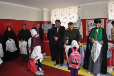 اهدای لوازم التحریر به دانش آموزان توسط بسیج سازندگی سپاه اسلام‌آبادغرب+تصاویر