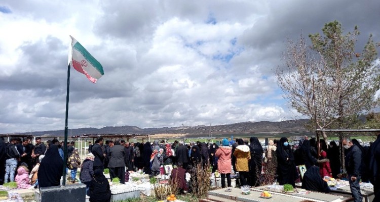 زیارت اهل قبور در آخرین پنج‌شنبه سال - اسلام‌آبادغرب