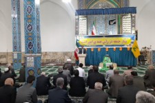 بدرقه شهردار اسلام‌آبادغرب با شعار‌های "مرگ‌بر‌منافق" و "مرگ‌برضدولایت‌فقیه" توسط نمازگزاران