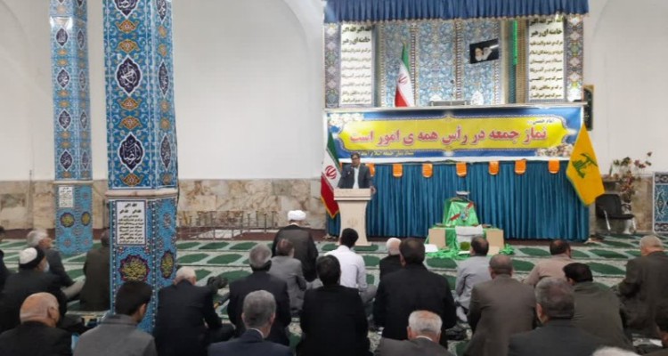 بدرقه شهردار اسلام‌آبادغرب با شعار‌های "مرگ‌بر‌منافق" و "مرگ‌برضدولایت‌فقیه" توسط نمازگزاران