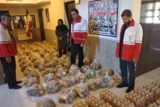 تهیه و توزیع 200 بسته مواد غذایی جهت توزیع در خانه های هلال و محلات کم برخوردار اسلام‌آبادغرب