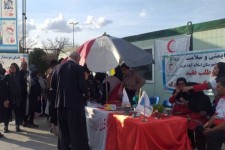 ارائه خدمات بشردوستانه اعضای جوانان جمعیت هلال‌احمر اسلام‌آبادغرب به مسافرین نوروزی