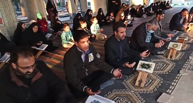 محفل انس با قرآن و قرائت زیارت عاشورا در جوار شهدای اسلام‌آبادغرب+تصاویر