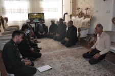 دیدار مسئولین اسلام‌آبادغرب با خانواده شهید طلبه جعفر حمیدیه