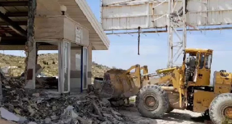 قلع و قمع یک بنای غیرمجاز در اراضی ملی اسلام آبادغرب