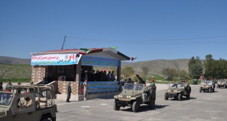 رژه خودرویی به‌مناسبت روز ارتش در تیپ ۱۸۱ زرهی اسلام‌آبادغرب+فیلم و عکس