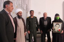 دیدار با خانواده معظم شهدا توسط گردان امام‌حسین(ع) در اسلام‌آبادغرب