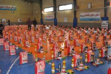 گوشه‌ای از فعالیت گروه‌های جهادی اسلام‌آبادغرب در توزیع کمک‌های مومنانه