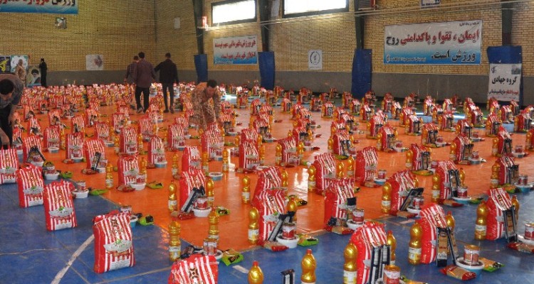 گوشه‌ای از فعالیت گروه‌های جهادی اسلام‌آبادغرب در توزیع کمک‌های مومنانه