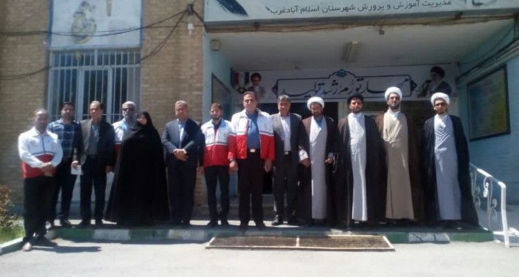 دیدار جمعی از فرهنگیان شهرستان با امام جمعه اسلام‌آبادغرب