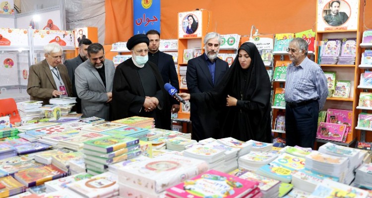 بازدید رئیس جمهور از نمایشگاه بین‌المللی کتاب/ رئیسی: مفاهیم درست را به بچه‌ها برسانید