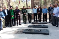 گل‌باران مزار شهدای اسلام‌آبادغرب + عکس