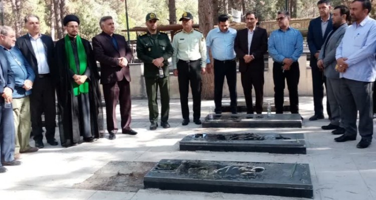 گل‌باران مزار شهدای اسلام‌آبادغرب + عکس