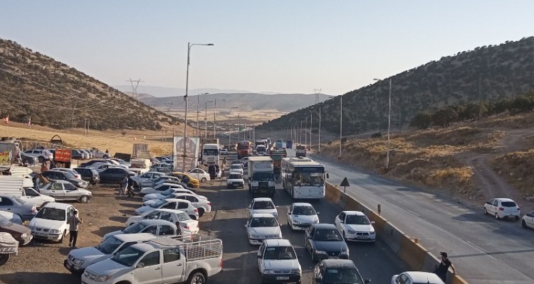 ترافیک سنگین و روان موج بازگشت زوار اربعین در محور اسلام‌آبادغرب به کرمانشاه